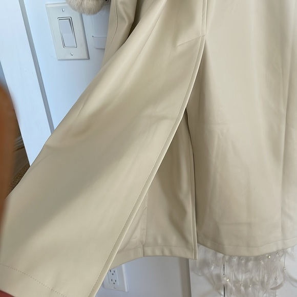 MESHKI Rebekah Oversized Pu Trench Coat with Fur Trim - Picture 5 of 9